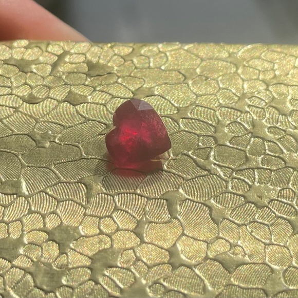 2.3 CT heart-cut natural RUBY - Picture 3 of 9